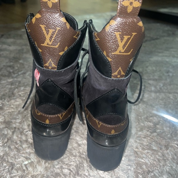 LV Logo boots monogram boots. - Picture 6 of 9